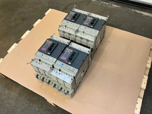 Merlin gerin compact ns 100h / 80 a mccb circuit breaker (4x) - afbeelding 1 van  4