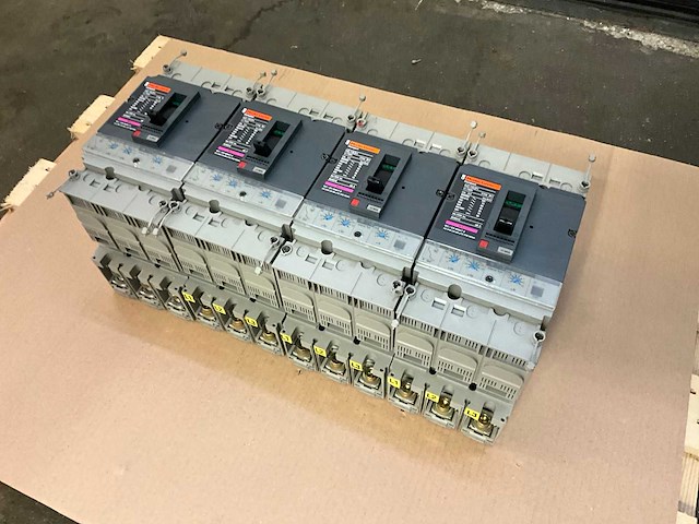 Merlin gerin compact ns 100h / 80 a mccb circuit breaker (4x) - afbeelding 1 van  4