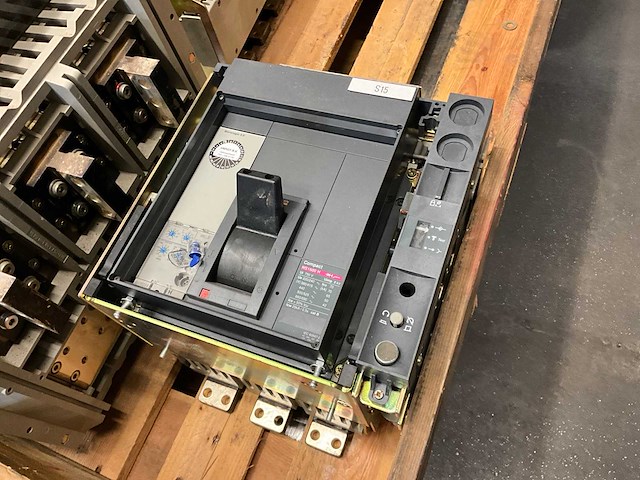 Merlin gerin compact ns 1600 h 1600a circuit breaker - afbeelding 1 van  3
