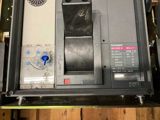 Merlin gerin compact ns 1600 h 1600a circuit breaker - afbeelding 3 van  3