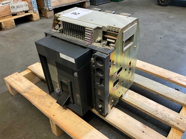 Merlin gerin compact ns 1600h 1600a circuit breaker - afbeelding 1 van  5