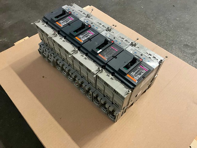 Merlin gerin compact ns 160h / 160 a mccb circuit breaker (4x) - afbeelding 2 van  4