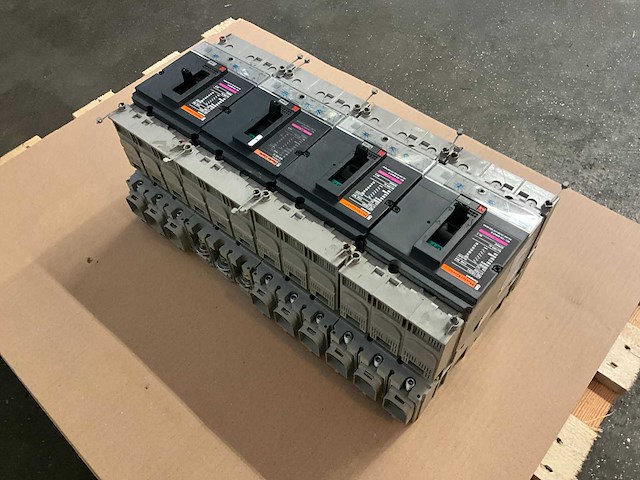 Merlin gerin compact ns 160h / 160 a mccb circuit breaker (4x) - afbeelding 2 van  4