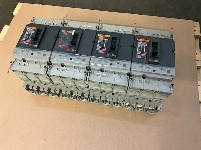Merlin gerin compact ns 160h / 160 a mccb circuit breaker (4x) - afbeelding 1 van  4
