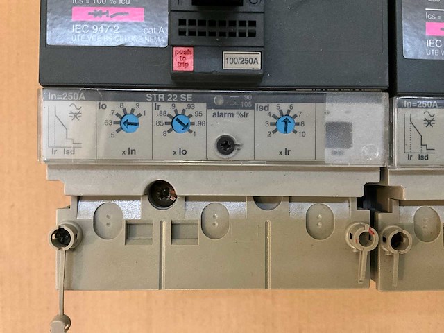 Merlin gerin compact ns 250 h/ 250 a mccb circuit breaker (4x) - afbeelding 4 van  4
