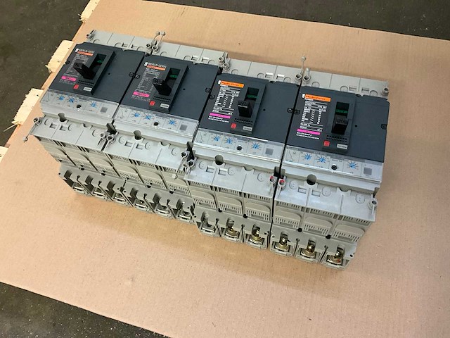Merlin gerin compact ns 250 h/ 250 a mccb circuit breaker (4x) - afbeelding 1 van  4