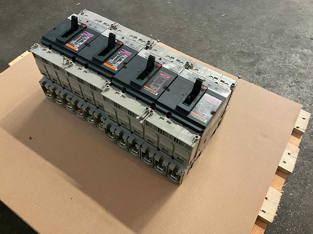 Merlin gerin compact ns 250 h/ 250 a mccb circuit breaker (4x) - afbeelding 2 van  4