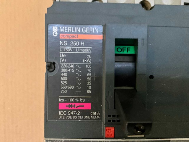 Merlin gerin compact ns 250 h/ 250 a mccb circuit breaker (4x) - afbeelding 3 van  4