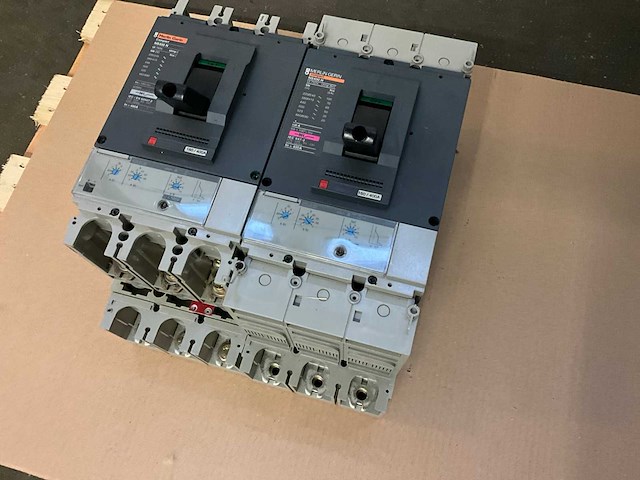 Merlin gerin compact ns 400h / 400a mccb circuit breaker (2x) - afbeelding 1 van  4