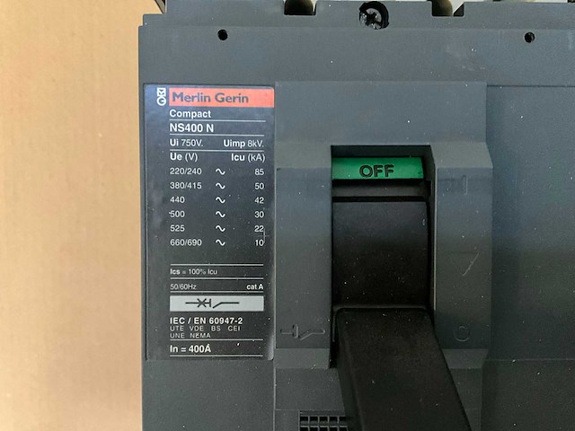 Merlin gerin compact ns 400h / 400a mccb circuit breaker (2x) - afbeelding 1 van  4