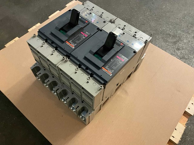 Merlin gerin compact ns630h / 630 a mccb circuit breaker (2x) - afbeelding 4 van  5