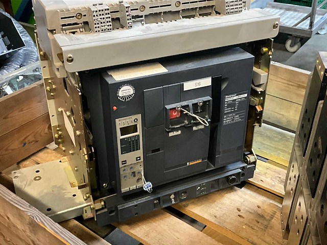Merlin gerin masterpact nw25 h1 / 2500 a air circuit breker - afbeelding 1 van  7