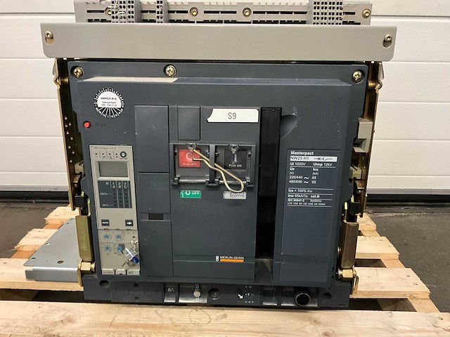 Merlin gerin masterpact nw25 h1 / 2500 a air circuit breker - afbeelding 1 van  6