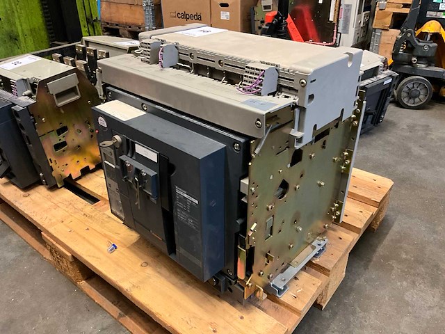 Merlin gerin masterpact nw32 h1 / 3200 a air circuit breker - afbeelding 1 van  6