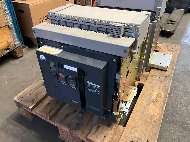 Merlin gerin nw 32 ha/ 3200 a breaker - afbeelding 1 van  5