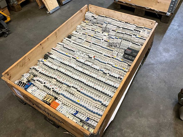 Merlin gerin schakelmateriaal - afbeelding 1 van  4