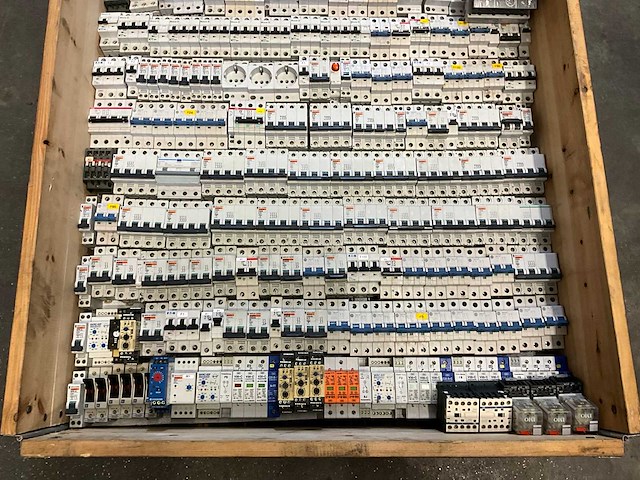 Merlin gerin schakelmateriaal - afbeelding 2 van  4