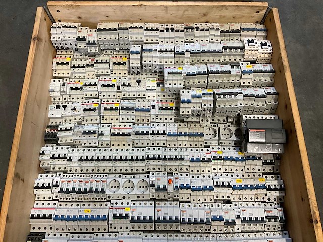 Merlin gerin schakelmateriaal - afbeelding 3 van  4