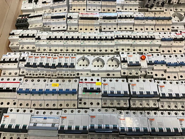 Merlin gerin schakelmateriaal - afbeelding 4 van  4