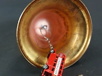 Messing hangbel met britse dubbeldekker als klepel - afbeelding 5 van  5