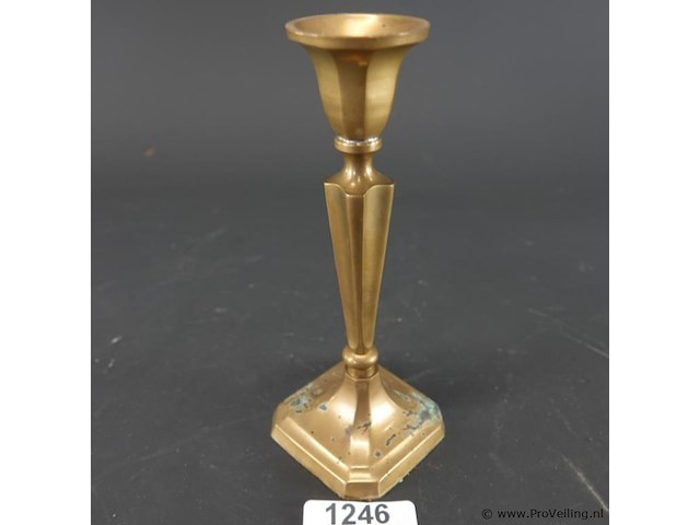 Messing kandelaar met een elegante vierkante voet en klassieke gefaseerde details - afbeelding 1 van  5