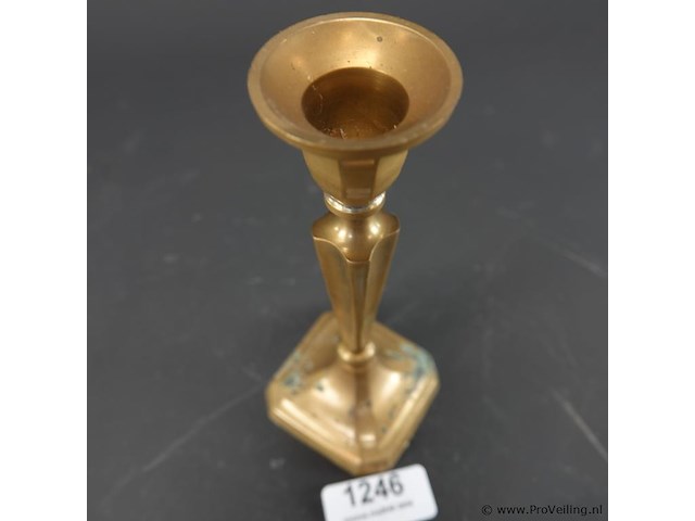 Messing kandelaar met een elegante vierkante voet en klassieke gefaseerde details - afbeelding 3 van  5