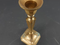 Messing kandelaar met een elegante vierkante voet en klassieke gefaseerde details - afbeelding 3 van  5