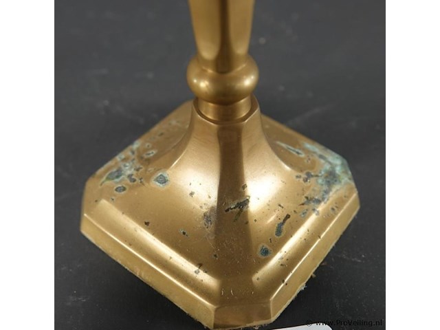 Messing kandelaar met een elegante vierkante voet en klassieke gefaseerde details - afbeelding 4 van  5