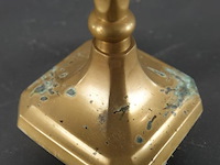 Messing kandelaar met een elegante vierkante voet en klassieke gefaseerde details - afbeelding 4 van  5