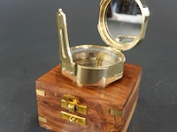 Messing kompas in met brons afgewerkte houten kist