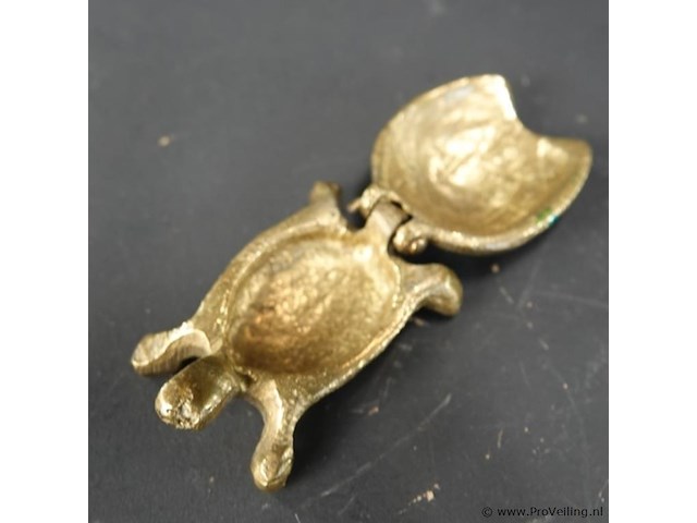 Messing schildpad als scharnieren dekseldoosje - afbeelding 3 van  5