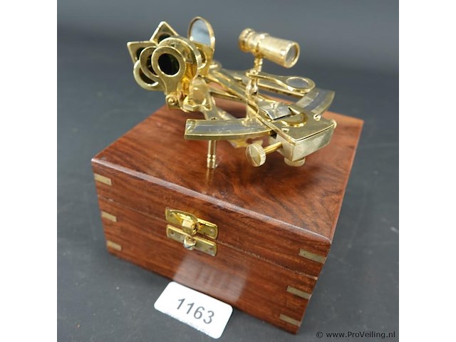 Messing sextant in met brons beslagen houten kist - afbeelding 1 van  5