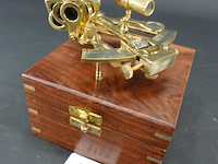 Messing sextant in met brons beslagen houten kist - afbeelding 1 van  5