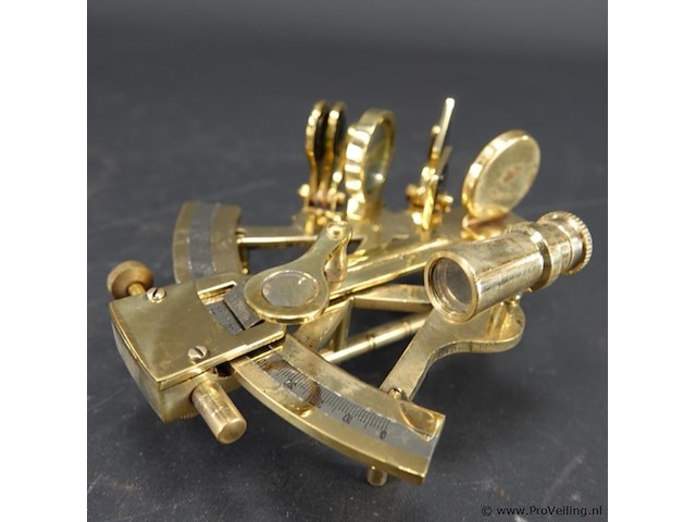 Messing sextant in met brons beslagen houten kist - afbeelding 2 van  5
