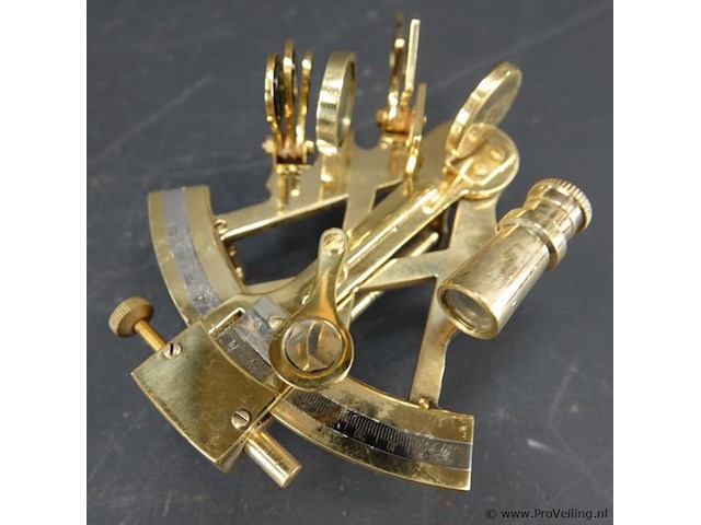 Messing sextant in met brons beslagen houten kist - afbeelding 3 van  5