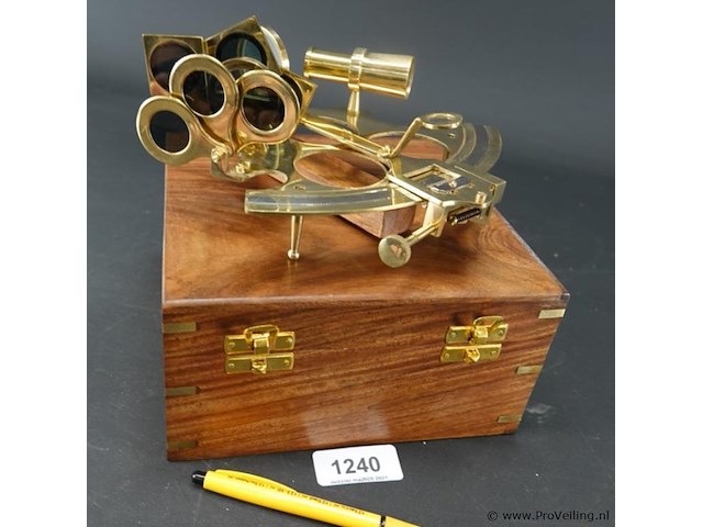 Messing sextant in met brons beslagen houten kist - afbeelding 1 van  5