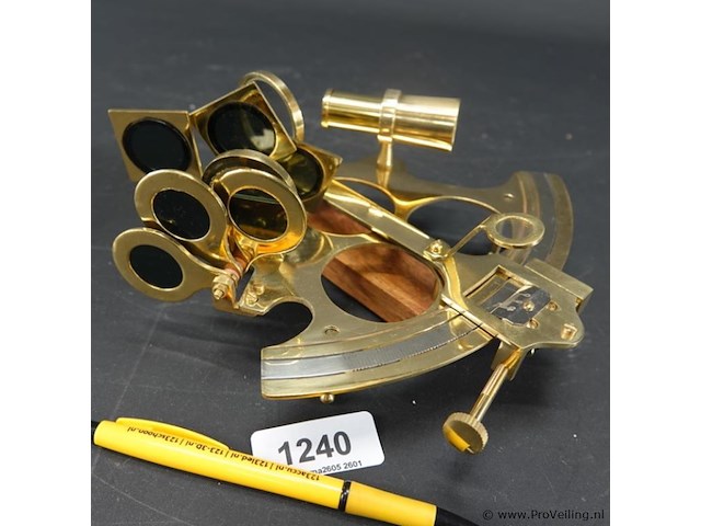 Messing sextant in met brons beslagen houten kist - afbeelding 2 van  5