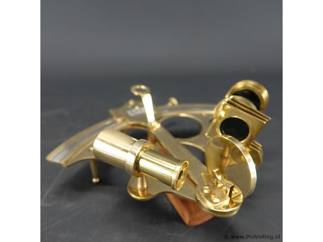 Messing sextant in met brons beslagen houten kist - afbeelding 4 van  5