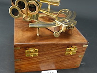 Messing sextant in met brons beslagen houten kist - afbeelding 1 van  5