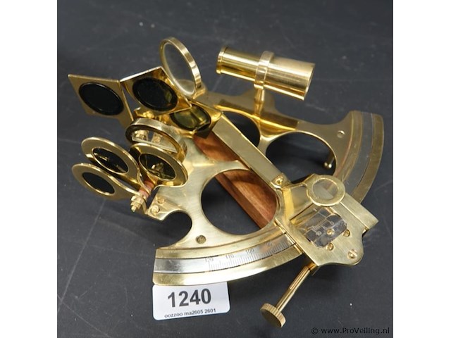 Messing sextant in met brons beslagen houten kist - afbeelding 3 van  5