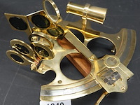 Messing sextant in met brons beslagen houten kist - afbeelding 3 van  5