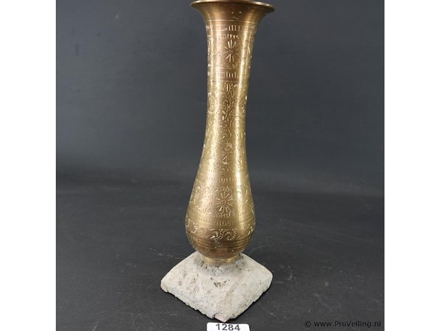 Messing vaas met gedreven decor op stenen basement - afbeelding 1 van  5