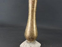 Messing vaas met gedreven decor op stenen basement - afbeelding 1 van  5