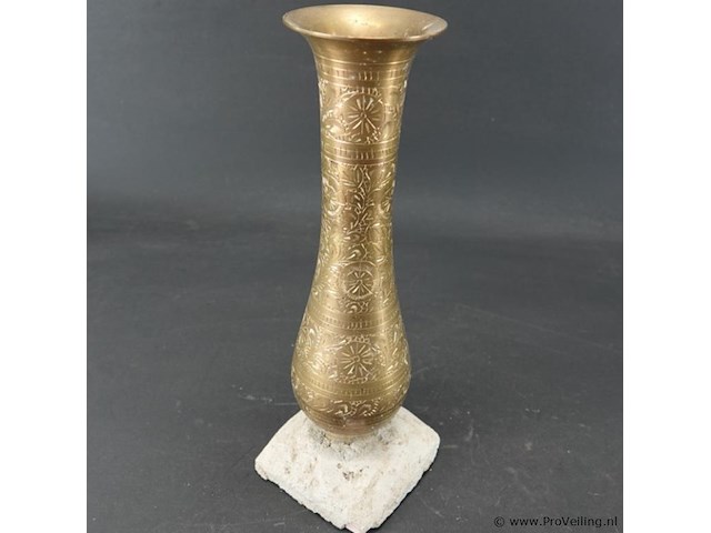 Messing vaas met gedreven decor op stenen basement - afbeelding 2 van  5