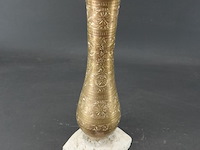 Messing vaas met gedreven decor op stenen basement - afbeelding 2 van  5