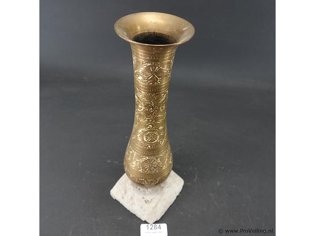 Messing vaas met gedreven decor op stenen basement - afbeelding 3 van  5