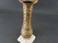 Messing vaas met gedreven decor op stenen basement - afbeelding 3 van  5