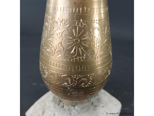 Messing vaas met gedreven decor op stenen basement - afbeelding 4 van  5