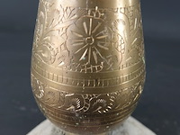 Messing vaas met gedreven decor op stenen basement - afbeelding 4 van  5