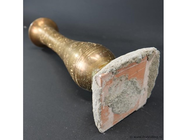 Messing vaas met gedreven decor op stenen basement - afbeelding 5 van  5